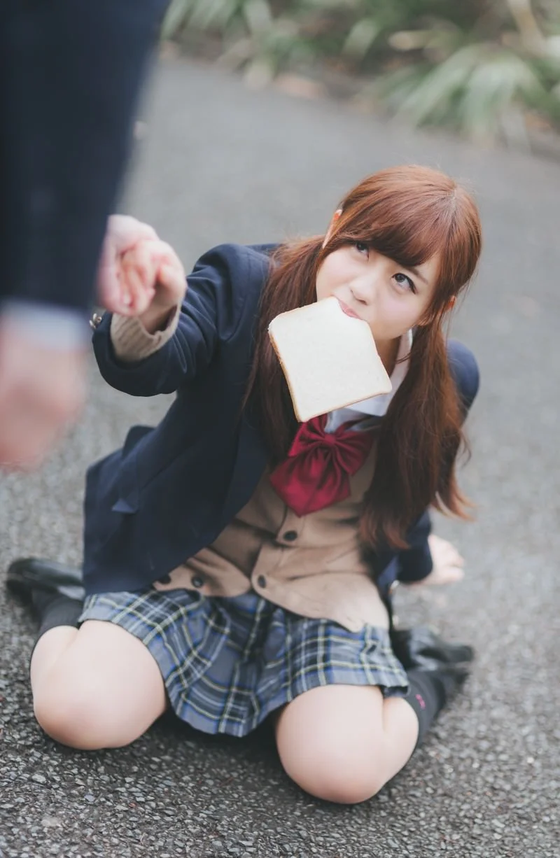 パンを加えた女がぶつかってきた