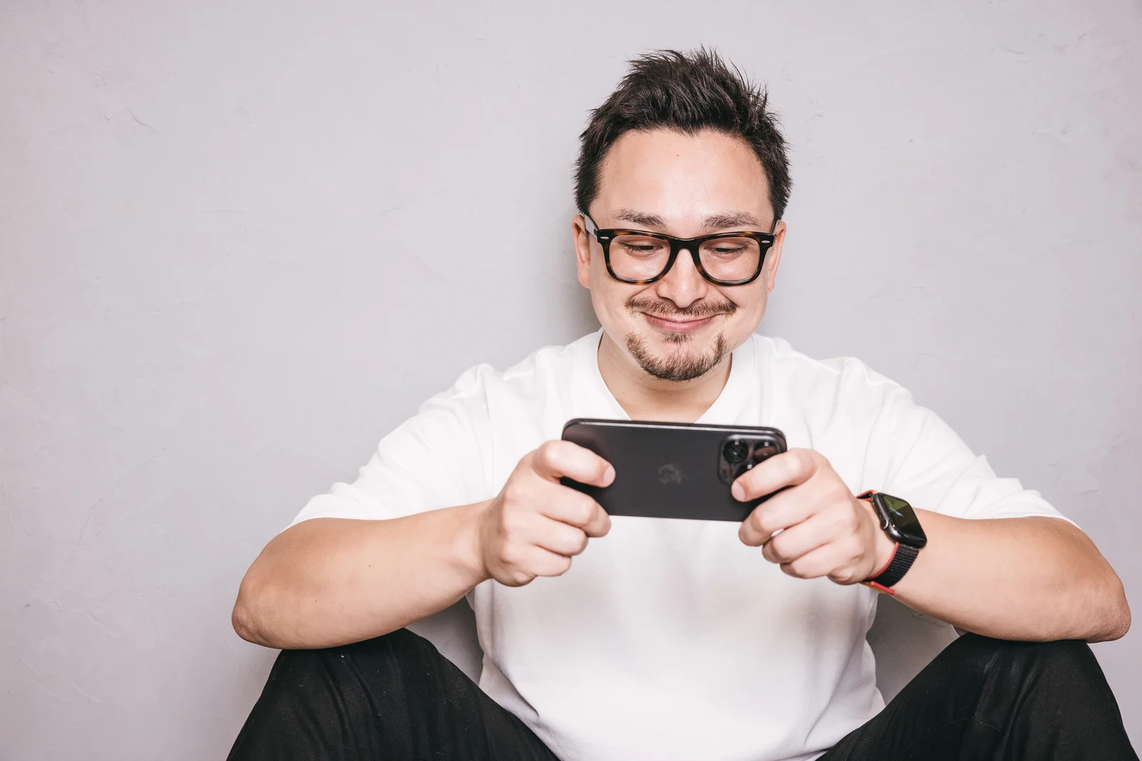 スマホ見てる人